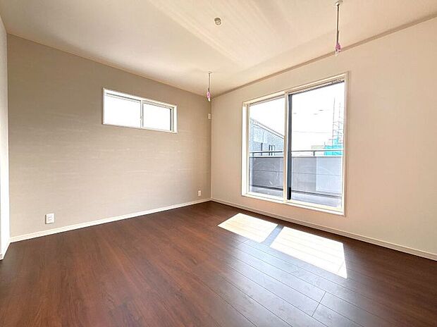 【【3号棟　主寝室】】 7帖の主寝室にはWICがついていますので、大型収納家具が無くてもお部屋がスッキリ片付き気持ち良く過ごせます。ベッドを2台設置できるゆとりのある広さです♪バルコニーへ出入りできる掃き出し窓があります。