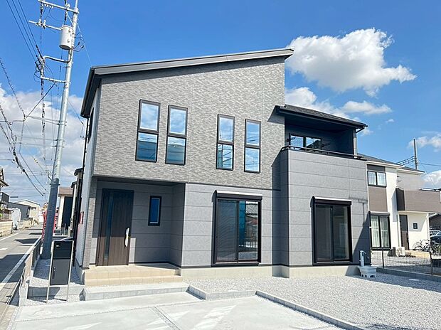 【【3号棟　外観】】南側をダークグレーとブラックの2色でシックにまとめています。片流れの屋根が印象的なスタイリッシュなデザインとなっております。建物も外構もキレイに完成しました！いつでも内覧できます♪