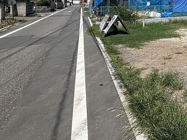 【【西側前面道路】】西側の接道は幅4.4ｍあり、お車の出し入れもスムーズに行えます♪