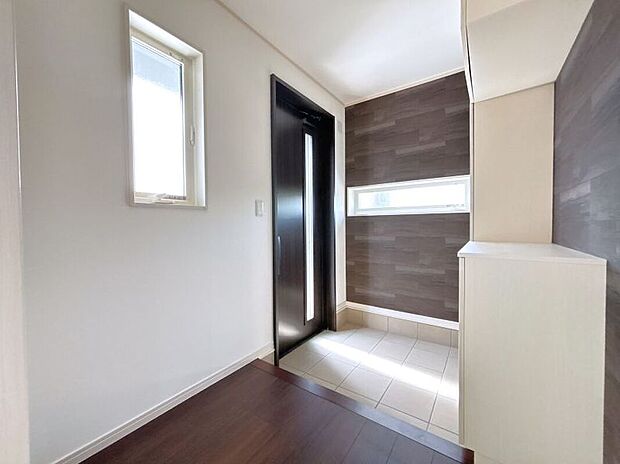 【【3号棟　玄関】】玄関には土間収納を完備！ベビーカーやゴルフバッグ、アウトドア用品などもスッキリと収納できます♪大容量のシューズボックスもあり、玄関をいつも綺麗に保てます。