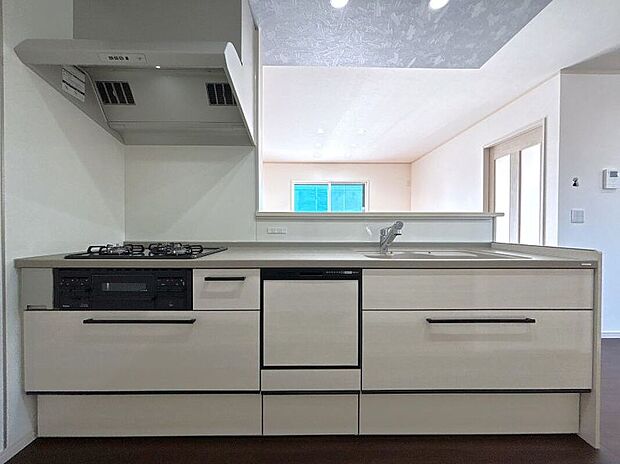 【【3号棟　キッチン】】家事をしながらリビングにいる家族との会話も楽しめる対面式キッチンを採用！コンロも3口あるので効率良くお料理ができます。嬉しい食洗機付で節約と時短が叶います♪