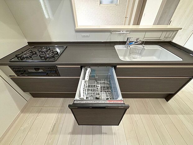 【【キッチン】】便利なシステムキッチンには時短や節水効果もある食洗機付き!手荒れの軽減にも役立ちます!広い天板でお子様と一緒にお菓子作りなども楽しめます。シンク下などは引出式の収納となっていて使いやすくなっています。