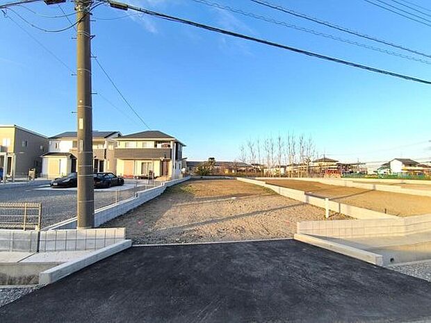 【【1号棟：現地写真】】南側、道幅5.5ｍの公道に接道しています。
約113坪の敷地で、広々としたお庭を確保！
2025年12月1日撮影。2026年3月完成予定です！