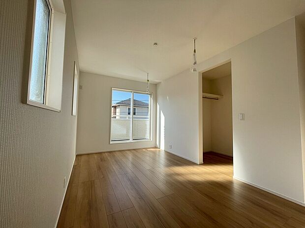 【８帖洋室】ウオークインクローゼットが付いているのでお部屋の中は散らかりません。ベランダにも出られるのでご夫婦の寝室に使いやすいです。