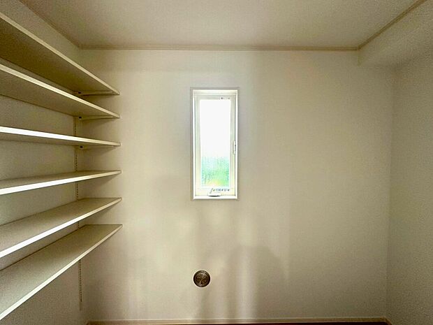 【宮内3丁目2区画　1号棟　パントリー】パントリーは広々なので、日常の食品ストックの他に普段使いの少ないものや非常時の持ち出し袋や保存食なども収納しておけます。