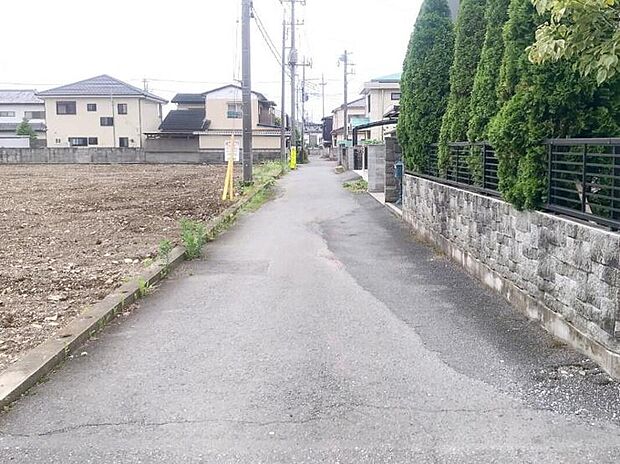 【【現地・前面道路】】道幅4ｍの公道に接道しています。（2024年7月撮影）
