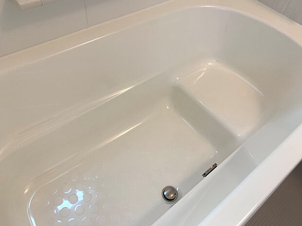 【【2号棟：浴室】】(同形状・同仕様写真)
浴室換気乾燥暖房機付き！半身浴やお子様とも一緒に入浴できるベンチタイプの浴槽です。