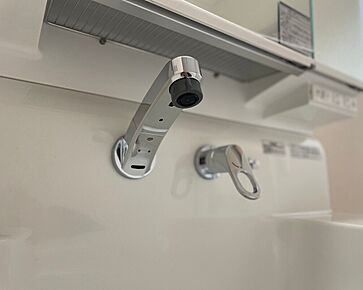 三面鏡裏収納付きのトクラス洗面化粧台。細かな洗面用品もしっかり整理でき、収納力たっぷりで使い勝手の良い快適な空間です。 