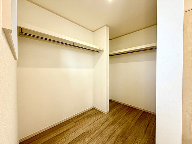 【【ウォークインクローゼット】】約3帖のウォークインクローゼットには、ハンガーパイプが2本ございます。ご夫婦で使い分けたり、季節ごとに衣類を整理したりと、用途に合わせて快適にお使いいただけます!