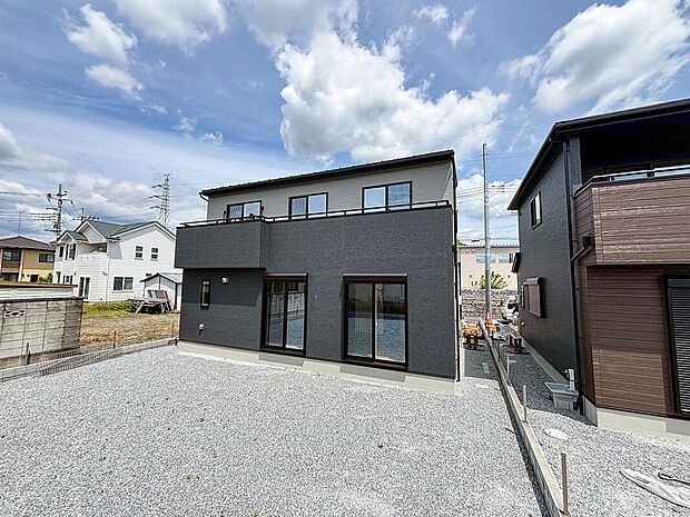 【【1号棟　外観】】外観(南側)　南側のお庭は人目に付かないスペースなので、お庭でBBQやお子さまとプール遊び・ドックランなどをプライベート空間で目一杯楽しめます！