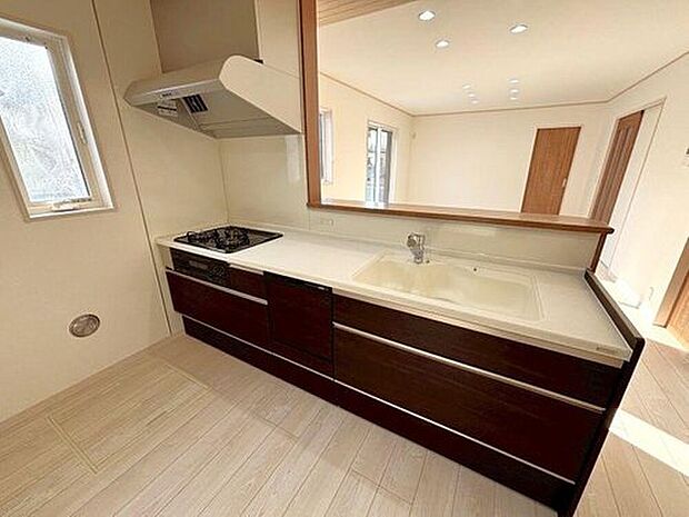 【【7号棟 キッチン】】ご家族の会話が弾む対面キッチンは食洗機付き!コンロも3口あるのでお料理もはかどります。デザイン性が高く、リビングのインテリアに馴染むキッチンです。