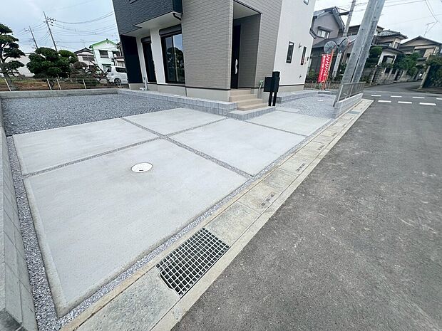 【【1号棟 駐車スペース】】カースペース2台分ございます。
