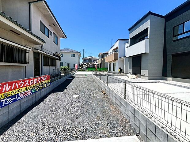【【1号棟　現地写真】路地状敷地】こちらから道路へ出られます。