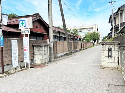関宿中学校 300ｍ(徒歩約4分)