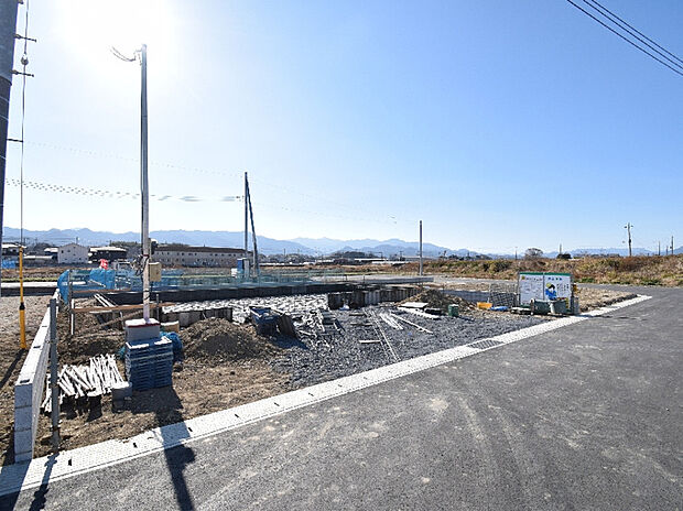 【【2号棟 現地写真】】土地約76坪!南側にはお庭付きで、ガーデニングやBBQなどライフスタイルに合わせて様々な楽しみ方が広がります♪