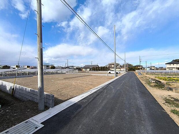 【【3号棟　前面道路】】道路幅5.4ｍあり、お車の出し入れもスムーズに行えます！