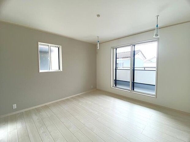 【【主寝室】】 8帖の洋室にはウォークインクローゼットがついています。バルコニーに出入りすることが可能な掃き出し窓から明るい陽が入ります。東側にも窓があり、お部屋の中を換気することができます。