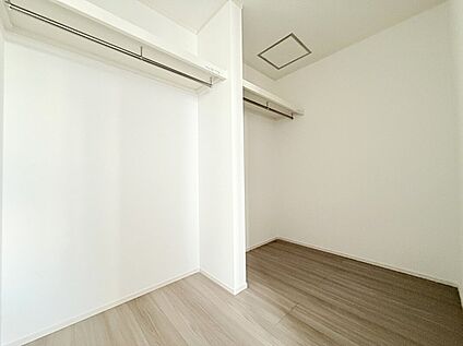 【2号棟　主寝室のウォークインクローゼット】