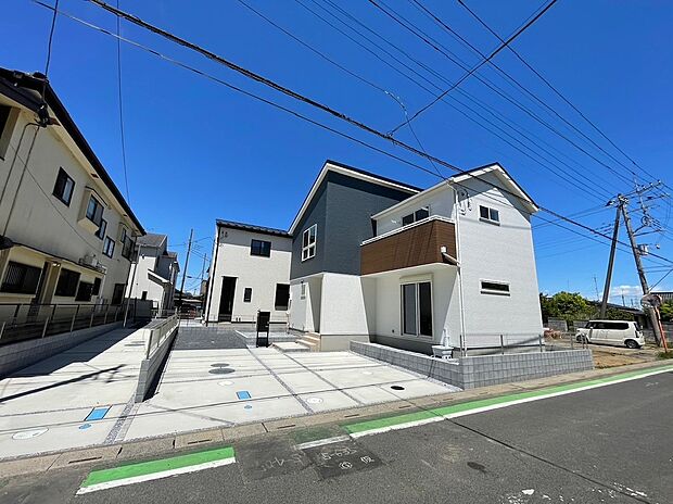 【【分譲地　現地写真】】前面道路5.5ｍ　外観は爽快感のあるホワイトと深みのある大人っぽいディープブルーを使用した注文住宅のようなおしゃれなデザインになっています！