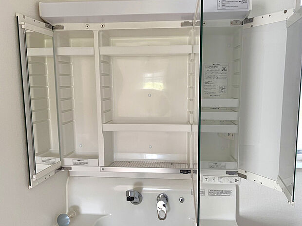 【【洗面台 (同形状・同仕様写真)】】鏡裏全体が収納になっており、中央の金網部分では濡れたコップなどがそのまま置けて乾かせます。電動歯ブラシ等が収納したまま充電可能！