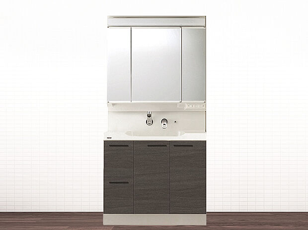 【洗面:エポック(トクラス)】ボウルとの一体型成形で継ぎ目のないハイバックガードと壁出し水栓は、汚れがたまりにくく、毎日のお手入れが簡単です。濡れたままのコップを収納できる棚や可動式トレーなど、使いやすい収納も充実。