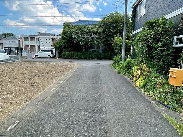 【【南西側前面道路】】角地ならではの開放感と陽当りの良さが魅力の立地です♪
