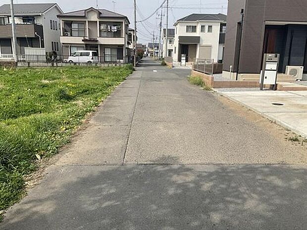 【【前面道路含む現地写真】】東側、道幅4.6ｍの公道に接道しています。落ち着いた街並みで、お買い物施設が周辺に揃う、便利な環境です！（2025年4月撮影）
