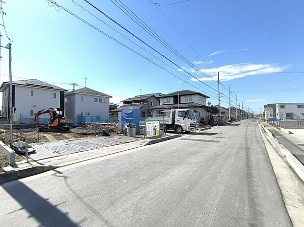 【【前面道路】】ゆとりのある幅で、お車の出し入れもスムーズに行えます♪
交通量が少なく見通しも良いため、運転が苦手な方やお子様のいるご家庭にも安心です!