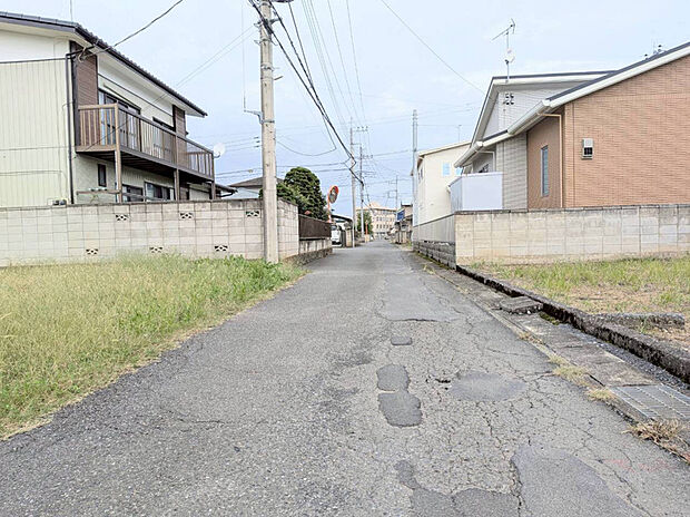 【【前面道路】】幅4.0ｍあり、お車の出し入れもスムーズに行えます♪（2025年10月撮影）

