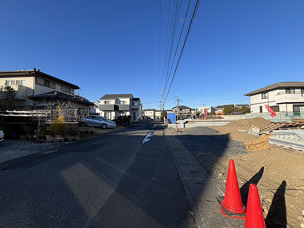 【【前面道路】】西側6.0ｍ公道。大きな公園やコンビニへのアクセスの良さを兼ね備えた、バランスの良い立地です。(2026年1月撮影)
