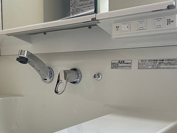 【【2号棟　洗面化粧台 (同形状・同仕様写真)】】壁だし水栓のため、根元は水も汚れもたまりにくく衛生的！毎日のお手入れもラクラクです♪

