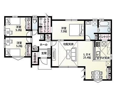 3LDK平屋建ての一邸。LDKは広々21.4帖です。勾配天井があり開放感抜群のご家族のくつろぎの場所。玄関ホールに洗面台があり、帰宅後すぐの手洗いが身に付きます！土間収納・パントリー・ウォークインクローゼットがあり、収納豊富な間取りです！ 