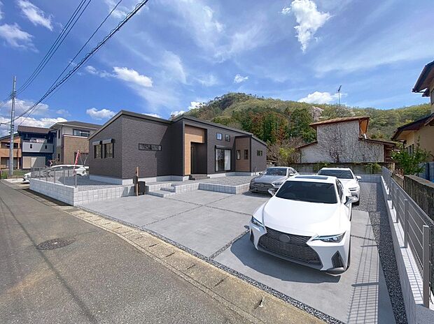 【【外観完成イメージ】】ゆとりの駐車スペースを確保し、来客時や増車時にも対応可能です!※この画像は実際の現地の写真にCG合成したものです。