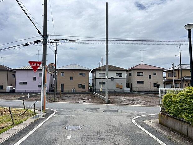 【【前面道路】】北より撮影。ゆとりのある道路幅で、お車の出し入れもスムーズに行えます！（2026年４月27日撮影）