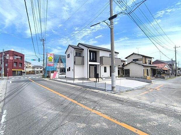 【【前面道路】】西側は幅6.9ｍの公道に接道しています。ゆとりある道幅で、お車の出し入れも落ち着いて行えます。