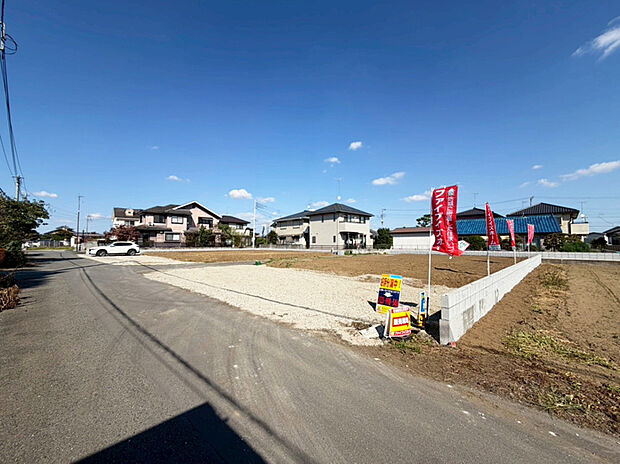 【【2号棟　現地写真】】日当たり良好で開放的な角地です！前面道路はゆとりある幅で、車の出し入れもスムーズに行えます♪（2025/10/24撮影）
