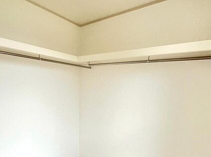 【2号棟　主寝室収納 (同形状・同仕様写真)】
