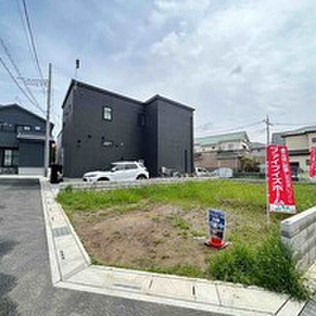 【【1号棟 土地現状】】北西角地に立地し、32.63坪の敷地です。光と風に包まれながらゆったりとした暮らしが叶います。(2026.4.10撮影)