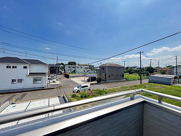 【【1号棟:バルコニーからの眺望】】バルコニーからは南側の開放的な景色が楽しめます。