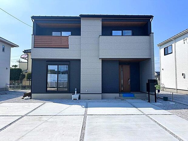 【【2号棟 外観】】シックなカラーでまとめた、落ち着きのある外観デザイン。木目調のバルコニーや玄関ドアがアクセントとなり、洗練された中にもぬくもりを感じられる佇まいです。