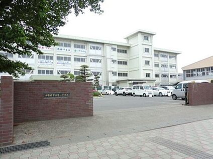 伊勢崎市立第一中学校 約1,610m(徒歩21分)