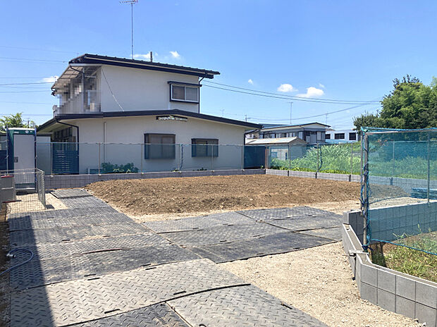 【【現地写真】】前面道路から住まいまで距離があり、穏やかに過ごせる住環境が魅力です!