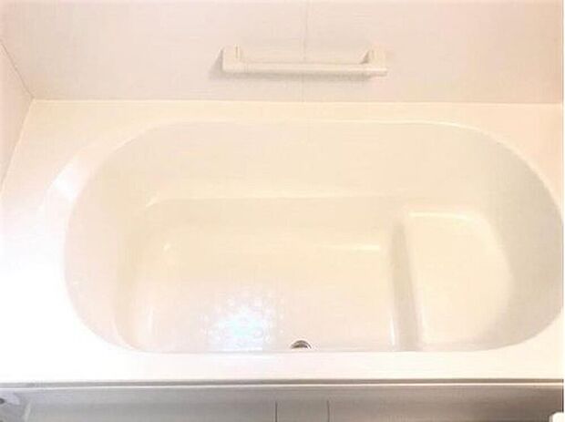 【【浴室 (同仕様・施工例)】】足を伸ばしてゆっくりと浸かれる浴槽の浴室。浴室暖房乾燥機付きなので雨の日や花粉の時期のお洗濯にも大活躍です。