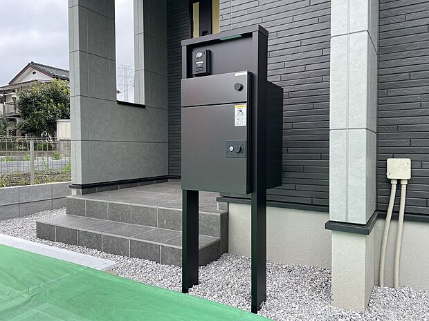 【宅配ボックス付き門柱】■宅配便を無人で受け取れる宅配ボックスを搭載した門柱。受取の捺印を代行してくれるので、時間指定や再配達といった手間を気にせずお荷物を受け取れます。