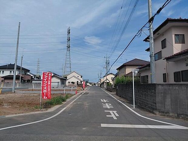 【【前面道路】】南側、幅7mの公道に接道しています。ゆとりある道幅でお車の出し入れも落ち着いて行えるので、快適なカーライフを支えます。(2026年8月9日撮影)