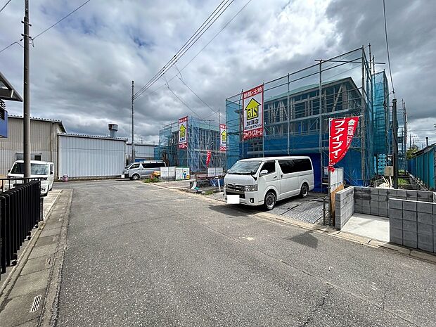 【【前面道路含む現地写真】】前面道路は幅6mあり、お車の出し入れもスムーズに行えます♪(2026/09/05撮影)