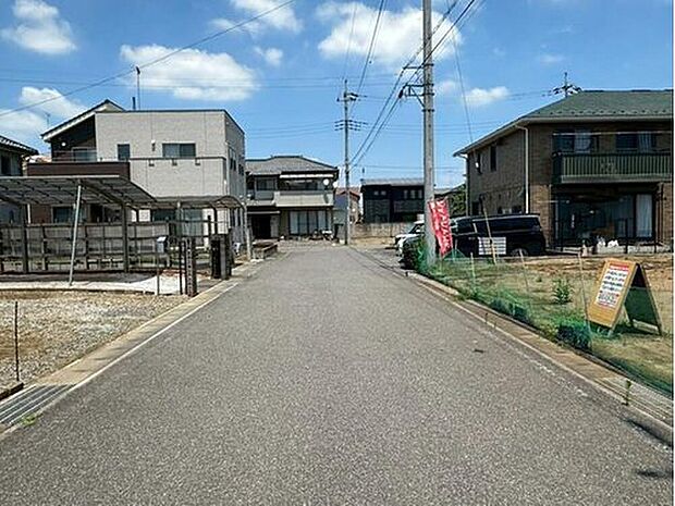 【【前面道路】】西側接道です。6m幅でゆとりが有りますので、駐車もラクラク行えます。