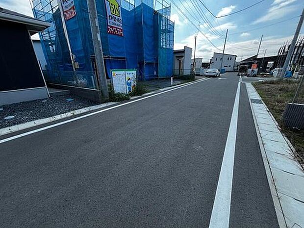 【【2号棟 前面道路】】北側は幅員6mの道路に接道。ゆとりある道路幅で、お車の出し入れもスムーズに行えます♪