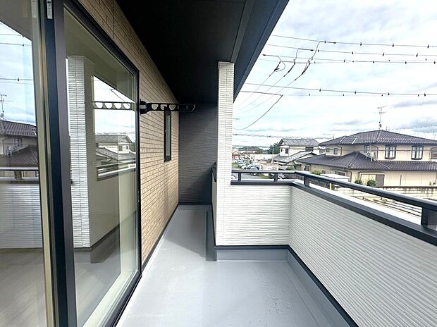 【【3号棟 バルコニー】】主寝室から出入りできるバルコニーです。西から東方面を撮影。
