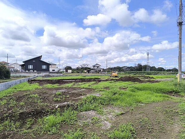 【【3号棟 現地写真】】121.16坪の広い敷地!3台以上駐車可能なカースペースと、広いお庭も確保できます。陽当たり・風通しも良好で、心地よい暮らしが叶う住まいです。※着工前